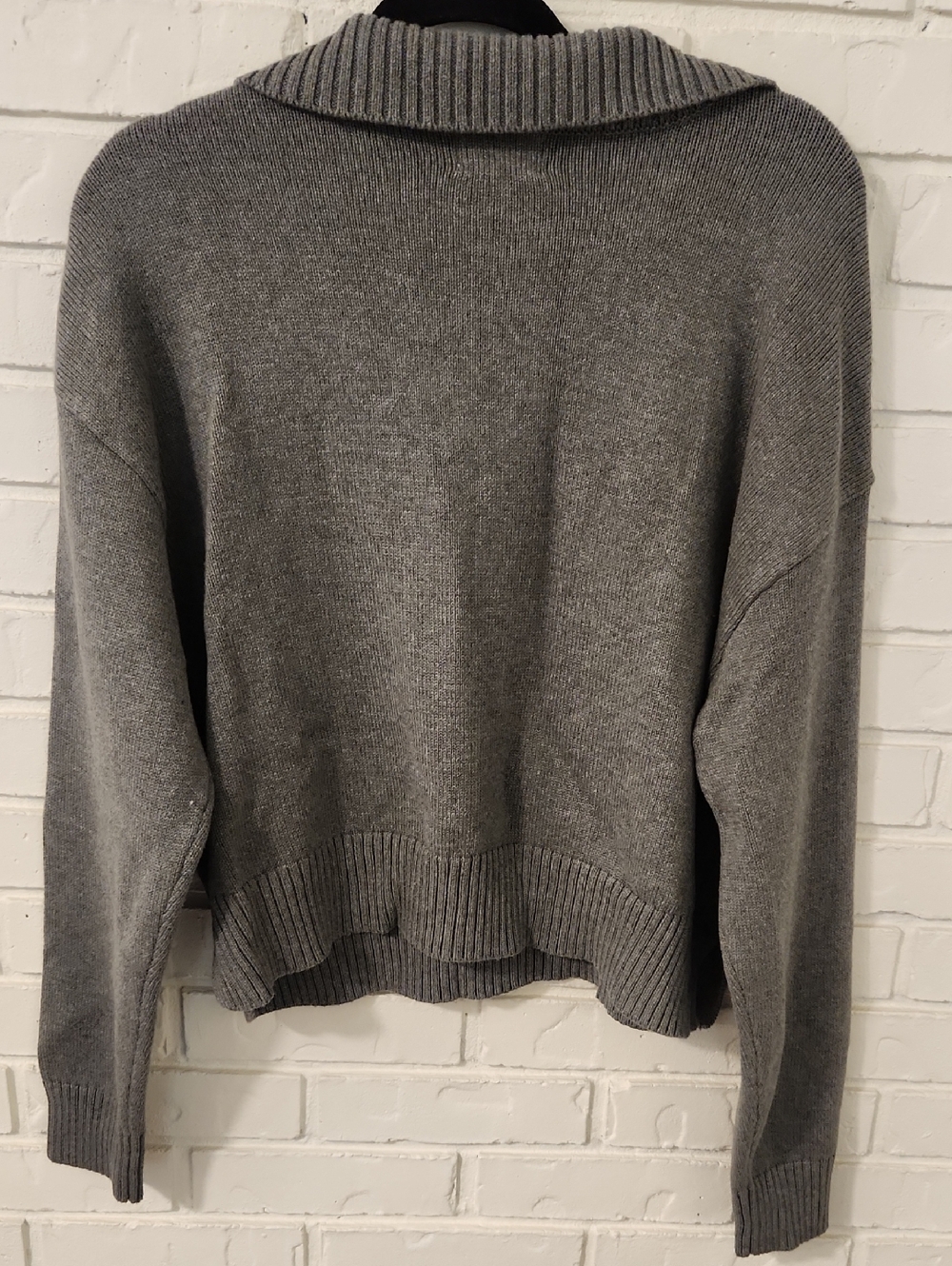 Universal Thread Heather Gray V‑Neck Ribbed Collar Sweater - Picture 6 of 7